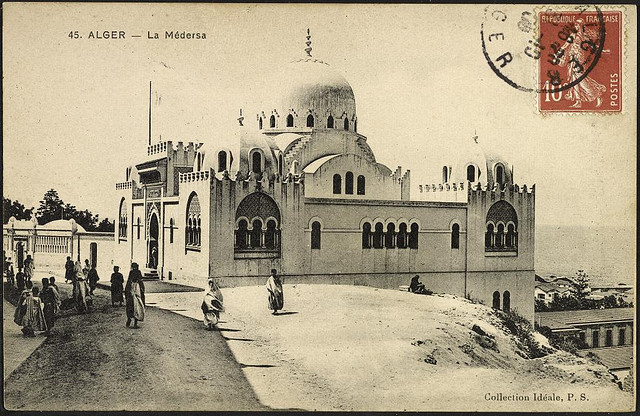 Historische Postkarte von 1908 mit dem Gebäude der Medersa in Algier