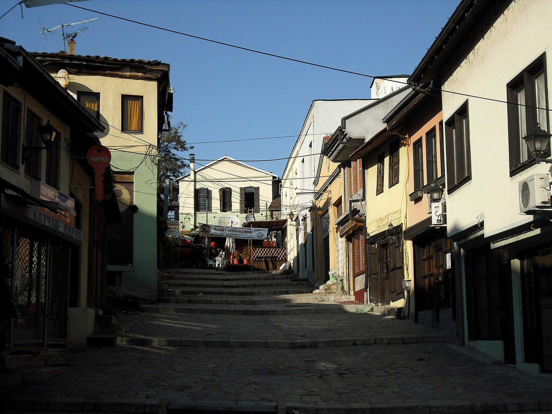 Gasse im Alten Basar von Skopje in Nordmazedonien mit Läden und osmanischer Bebauung